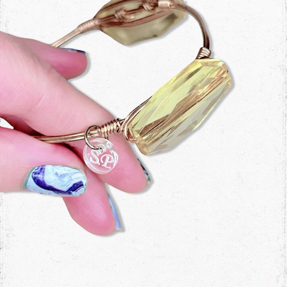 6788. Goldtone Yellow Plastic Bracelet